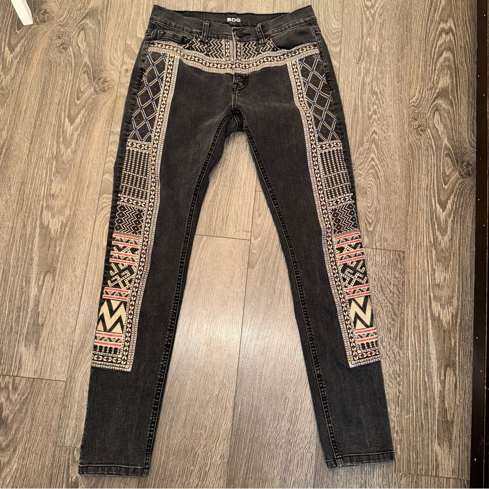 BDG Women’s black Embroidered Mid-Rise Twig Ankle Jeans